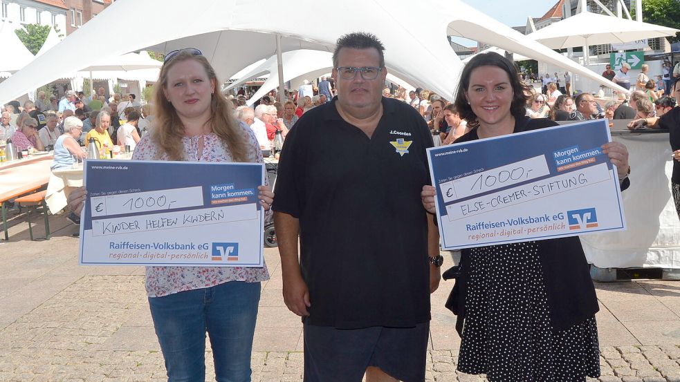 Jens Coordes übergab die symbolischen Schecks an Jessica Rohlfs (Kinder helfen Kindern, links) und Alexandra Eschen (Beratungsstelle Krebs und Beruf). Foto: Neelke Harms