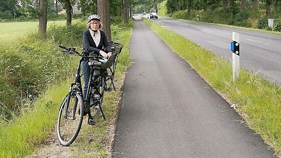 An dieser Stelle stürzte die 72-Jährige in den Graben. Trientje Ehmen und ihr Ehemann stellten das Foto nach. Foto: privat