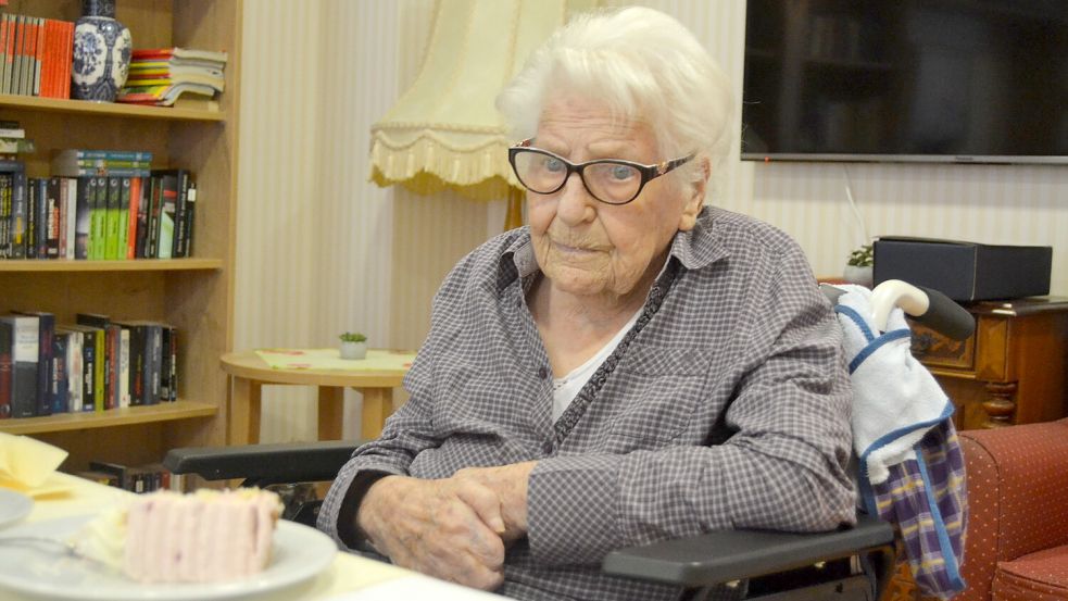 Agathe Dirksen feierte am Sonnabend in Moordorf ihren 105. Geburtstag. Foto: Neelke Harms