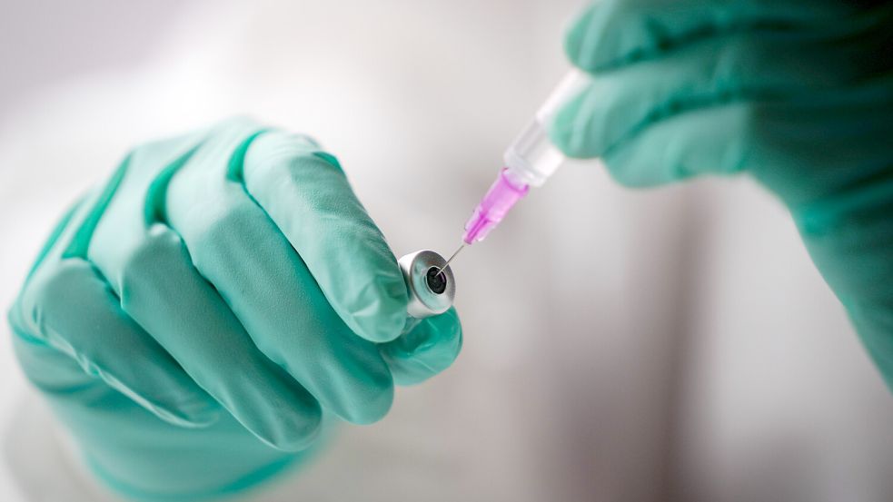 Eine Mitarbeiterin zieht eine Spritze mit einem Corona-Impfstoff auf. Nach der Impfung klagen einige Patienten über starke Beschwerden. Foto: DPA