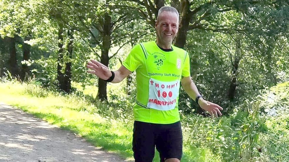 Mit der Startnummer 100 ging Thomas Brem in seinen 100. Marathon. Auch mit vielen Kilometern in den Beinen hat er noch immer gut lachen. Fotos: privat