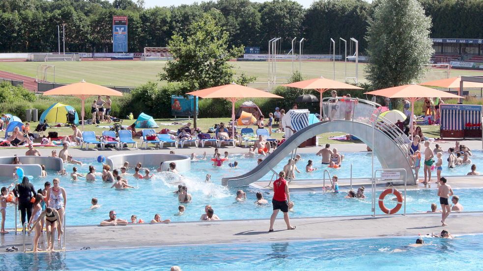 Im Sommer, wie hier 2019, lockt das Auricher Bad zahlreiche Besucher an. Foto: Jan-Michael Heimann