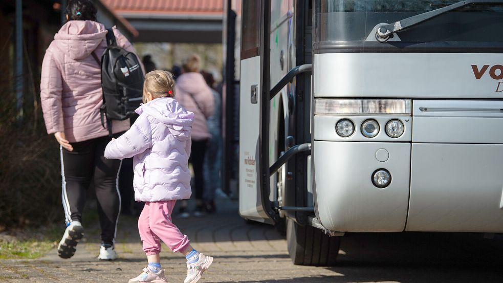 Flüchtlinge steigen an einer Unterkunft aus einem Bus. In Aurich kommen derzeit bis zu 65 Menschen pro Woche an. Foto: DPA