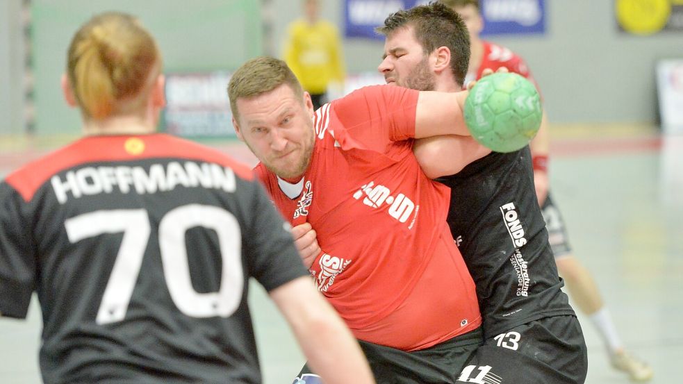 Sich durchsetzen wollen die Spieler des OHV Aurich (im Bild Evgeny Vorontsov im Spiel gegen den HSV Hannover) auch in der kommenden Saison. Foto: Bernd Wolfenberg