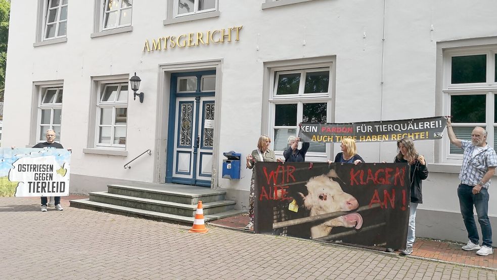 Neun Personen demonstrierten gegen 13 Uhr vor dem Amtsgericht Aurich. Foto: Karin Böhmer