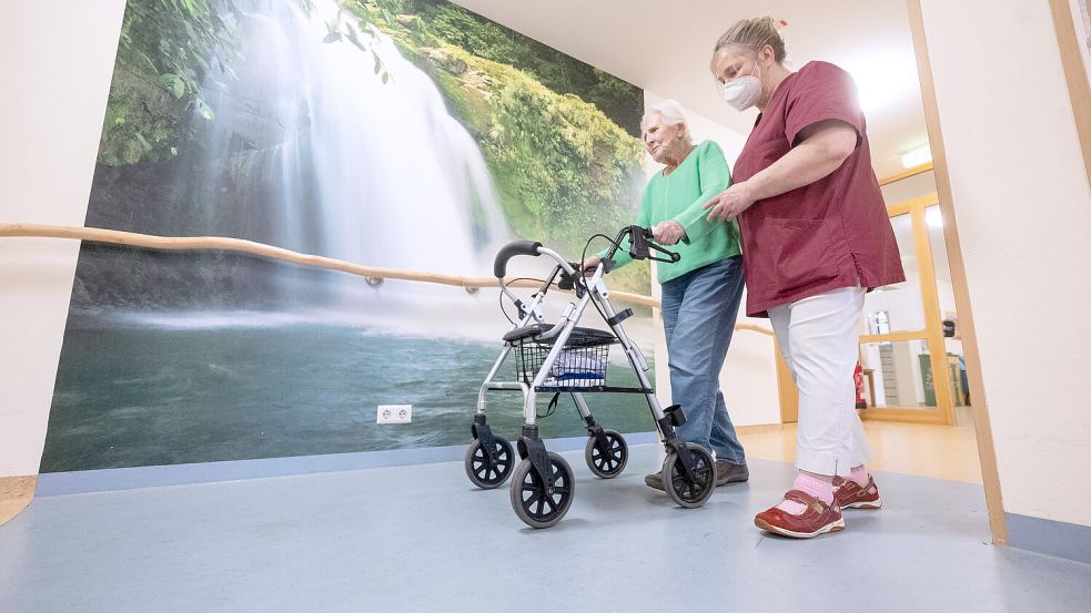Mit 11,2 Prozent ist der Krankenstand bei Mitarbeitenden der Altenpflege nach Angaben der Krankenkasse Barmer der höchste aller Berufsgruppen in Niedersachsen. Foto: Marijan Murat/dpa
