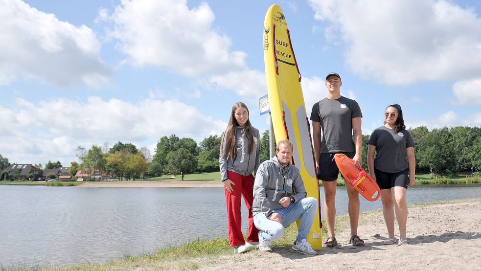 Die Eintracht Ihlow hat die Badeaufsicht am Ihler Meer fest in ihrer Hand (von links): Ausbilderin Femke Carstens, Vorsitzender Bernd Emkes und die beiden Rettungsschwimmer Nanne Georgs und Alisa Saathoff. Foto: Kim Hüsing