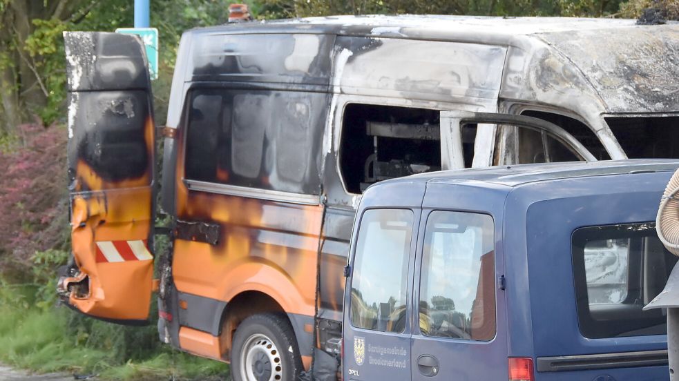 Der orangefarbene Transporter und der blaue Kastenwagen des Brookmerlander Bauhofs wurden durch die Flammen erheblich beschädigt. Foto: Thomas Dirks