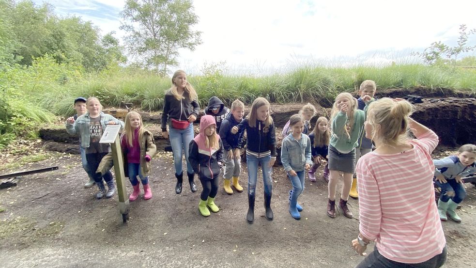 Das Hüpfen auf dem Moor bereitet den Kindern viel Spaß. Foto: Lena-Johanna Cordes
