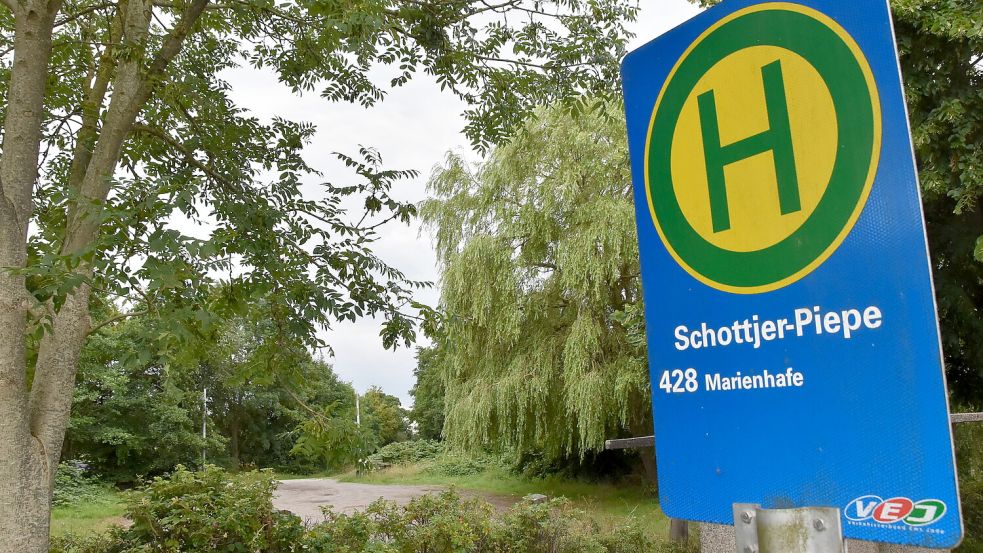 An den Schottjer Grooden auf dem Parkplatz hinter der Bushaltestelle Schottjer Piepe soll der Hund den Giftköder gefressen haben. Foto: Thomas Dirks