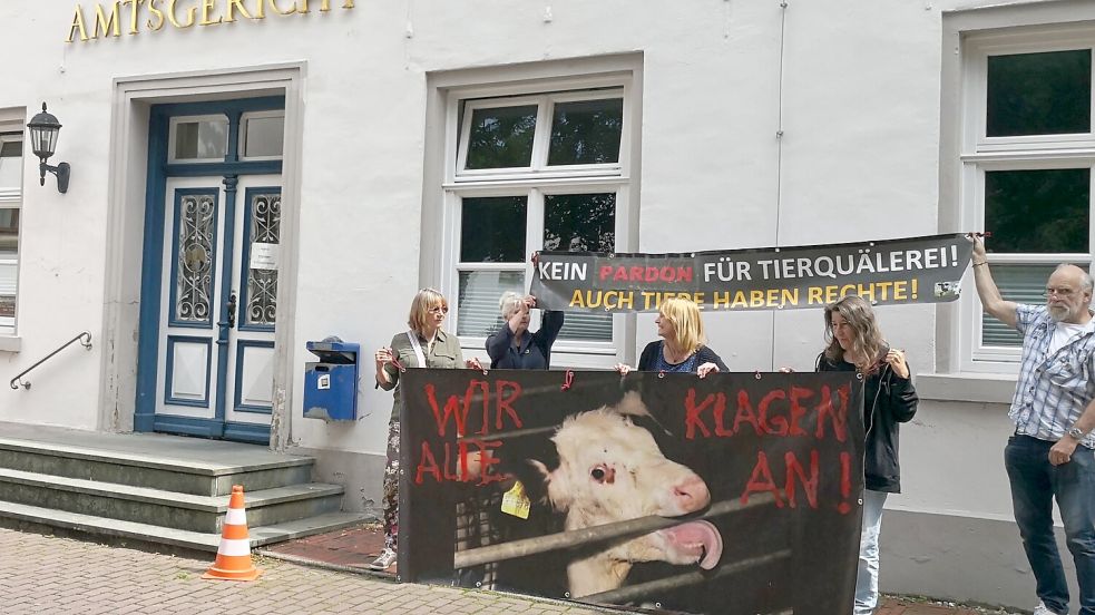 Die Tierschützer hielten kurz vor Verhandlungsbeginn eine Mahnwache ab. Foto: Karin Böhmer