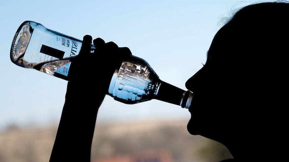 Ein Mädchen trinkt in ihrem Zimmer eine Flasche Wodka. Foto: DPA