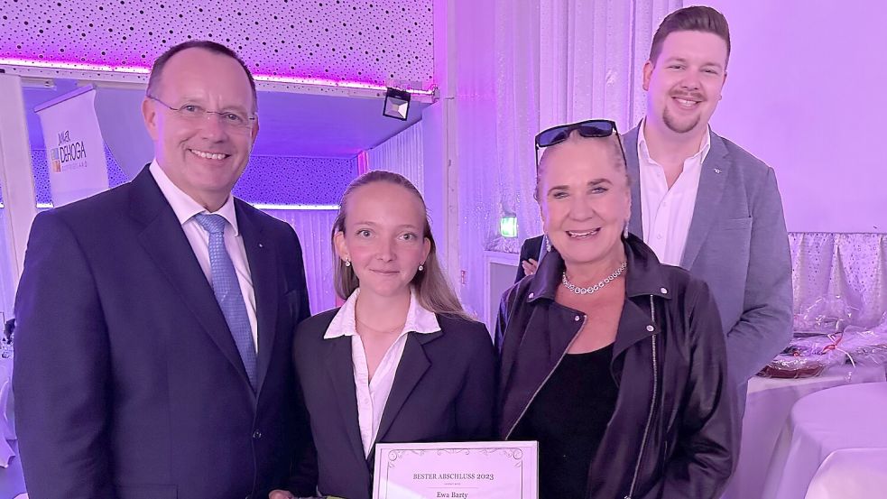 Die Prüfungsbeste Ewa Barty mit den Vizepräsidenten des Dehoga Niedersachsen Birgit Kolb-Binder und Dirk Breuckmann (links) sowie Sven Nessen von der IHK für Ostfriesland und Papenburg. Foto: Dehoga