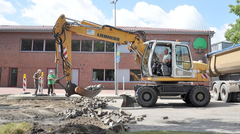 Vor der Hermann-Tempel-Gesamtschule in Ihlow haben die Arbeiten für eine neue Buswendeanlage direkt zum Start der Ferien begonnen. Foto: Kim Hüsing