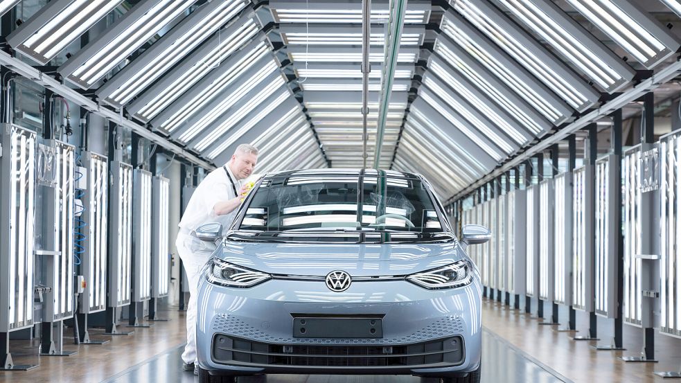 Ein VW ID.3: In Deutschland zahlen Kunden rund 40.000 Euro für der E-Kompaktwagen - in China aktuell umgerechnet rund 16.000 Euro. Foto: dpa/Sebastian Kahnert