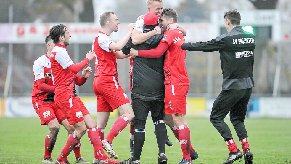 100 Tore bejubelten die Spieler des SV Großefehn in der Saison 2022/23. Die Fehntjer schossen sich damit auf Platz zwei der Bezirksliga. Sie und landeten in der VGH Fairness-Wertung in Niedersachsen ebenfalls auf dem zweiten Rang. Foto: Stephan Friedrichs
