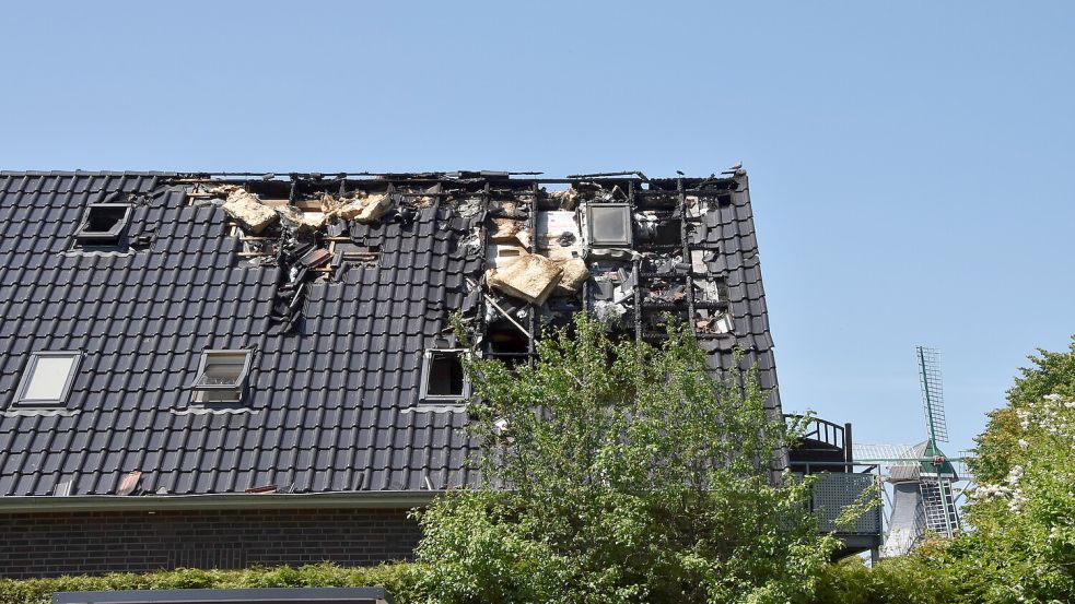 Am Dach des Appartementhauses im Zentrum von Leezdorf waren die Brandschäden deutlich erkennbar. Foto: Thomas Dirks