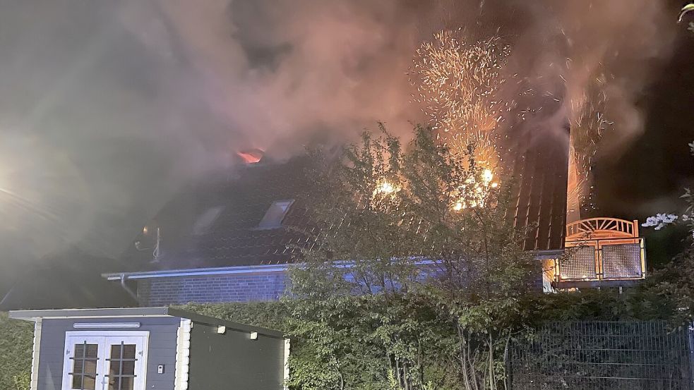 Funken flogen aus den Dachfenstern der Ferienwohnung. Foto: Feuerwehr