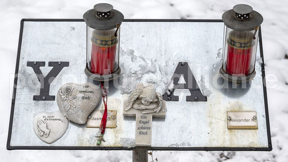 Eine Gedenktafel erinnert auf einem Parkplatz an der K22 bei Kusel an die zwei Polizisten, die dort im Dienst getötet wurden. Foto: dpa/Harald Tittel