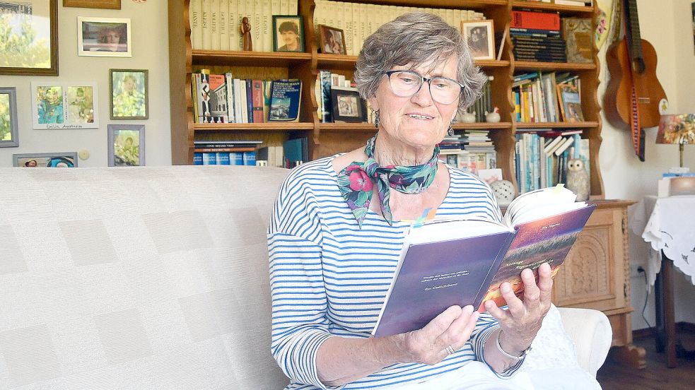 Eva Heeren beim Lesen in ihrer gemütlichen Wohnung in Aurich. Foto: Gerd-Arnold Ubben