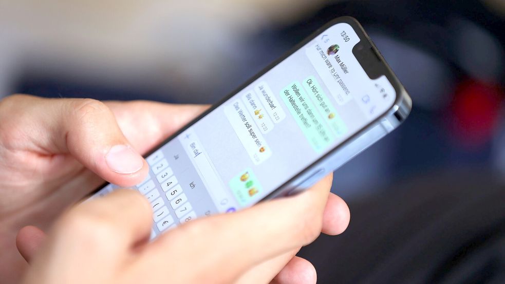 Ein junger Mann tippt auf einem Smartphone eine Whatsapp-Nachricht. Nicht immer sind diese Nachrichten freundlich. Foto: DPA