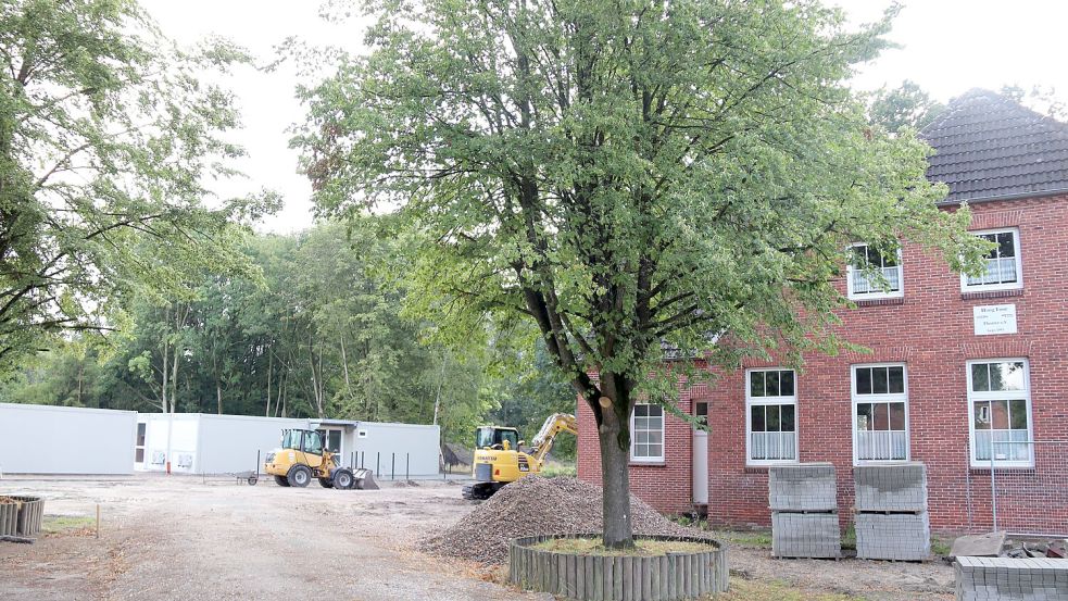 Auf dem Grundstück der alten Grundschule in Neu-Ekels wird derzeit die Container-Anlage aufgebaut. Foto: Karin Böhmer