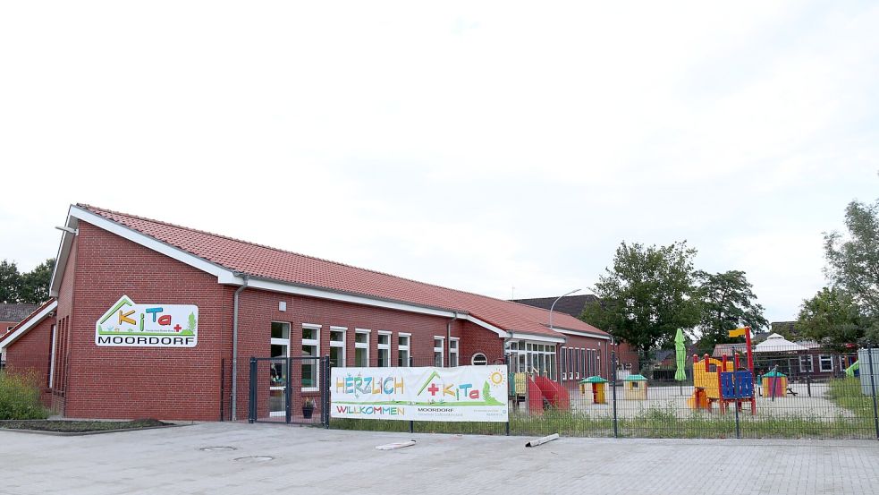 In diesem Flügel der früheren Haupt- und Realschule läuft der Umbau zur Groß-Kita auf vollen Touren. Allerdings kann der Kindergarten nicht pünktlich zum 1. August einziehen. Foto: Karin Böhmer
