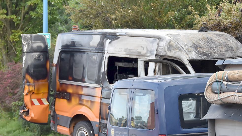 Der Transporter des Bauhofs brannte vollständig aus. Der balue Kastenwagen fing ebenfalls Feuer. Foto: Thomas Dirks