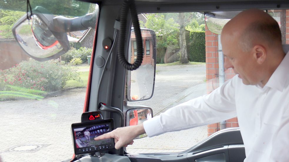 Großefehns Bürgermeister Erwin Adams zeigt den neuen Monitor im Feuerwehrwagen. Foto: Heino Hermanns