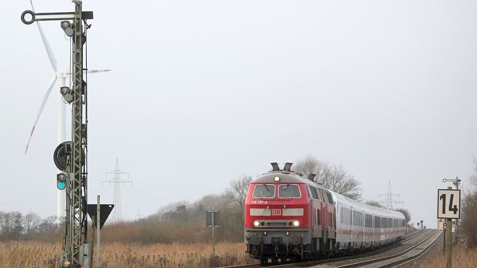 Die Marschbahn-Strecke musste zwei Stunden gesperrt werden. Foto: Hagen Wohlfahrt