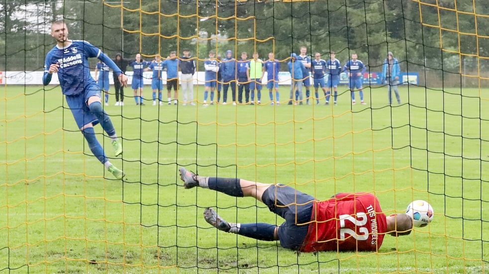 Der Middelser Torwart Marco Maaß ahnt die richtige Ecke beim Schuss von Frank Til. Der Schiedsrichter sah ein regelwidriges Verhalten von Maaß. Der Elfer musste wiederholt werden. Im zweiten Versuch war Til dann erfolgreich. Esens gewann zum Schluss mit 8:7. Fotos: Wilfried Gronewold