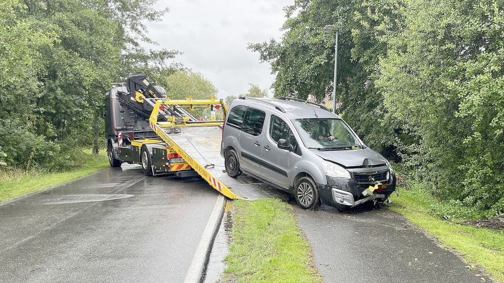 Gegen einen Baum ist ein Mann mit seinem Auto in Greetsiel gefahren. Foto: Feuerwehr