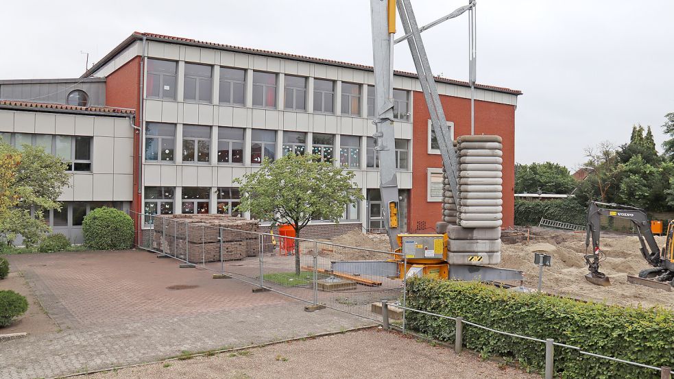 Der Kran steht – ab jetzt kann an der KGS Großefehn der Hochbau erfolgen. Im Sommer 2024 soll der Anbau fertig sein. Foto: Heino Hermanns