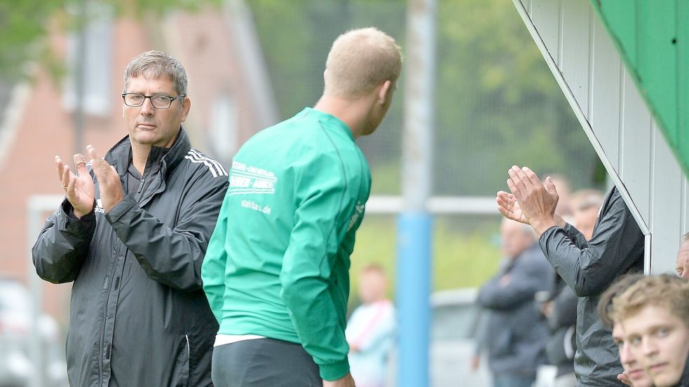 Hochkonzentriert verfolgte Wallinghausens Co-Trainer Albert Folkers (links) das Spielgeschehen im Stehen vor der Trainerbank.