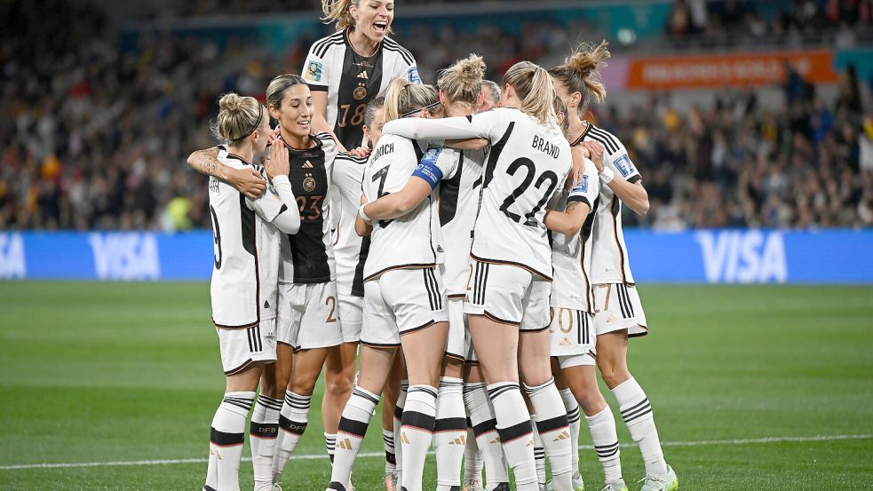 Die deutschen Spielerinnen feiern den Treffer zum 1:0 durch Alexandra Popp gegen Marokko. Am Ende steht ein 6:0-Sieg für Deutschland zum Start in die Frauen-WM. Foto: DPA
