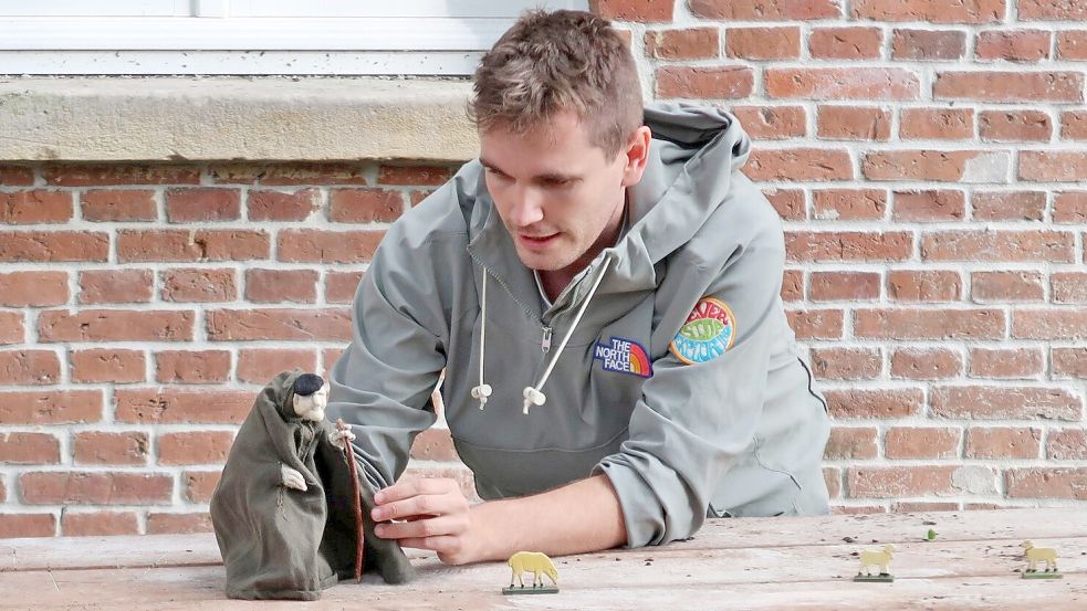 Ein alter Schäfer ist eine der Figuren, die Eike Schmidt mit zur öffentlichen Probe gebracht hatte. Foto: Malte Ufkes