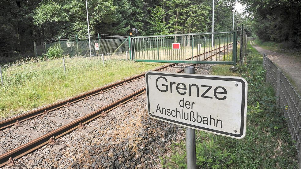 Geschlossen ist derzeit das Tor zum Munitionsdepot. Züge fahren hier schon seit 1996 nicht mehr. Das soll sich ändern. Foto: Stephan Friedrichs
