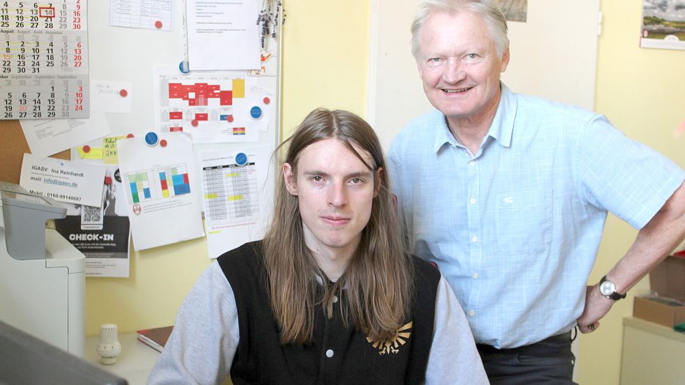 MTV-Vorsitzender Wilfried Theessen und BFDler Jannik Flessner (links) in der Geschäftsstelle. Foto: Wolf-Rüdiger Saathoff