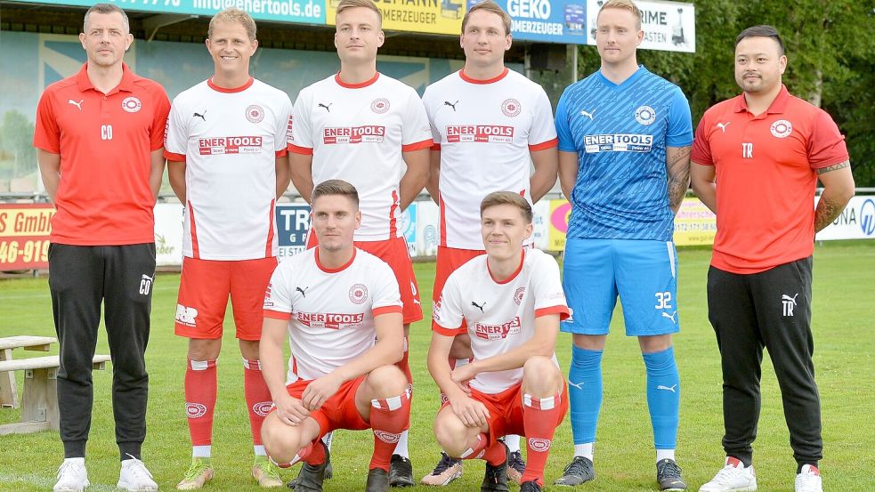 Das Trainerteam des SV Großefehn mit den Neuzugängen: Co-Trainer Anton Gorst (stehend von links), Holger Wulff, Florian Koning, Alexander Geis, Timo Kuhlmann, Trainer Bi Le Tran; Jan-Hauke Booms (hockend von links) und Nils Buschmann. Foto: Bernd Wolfenberg