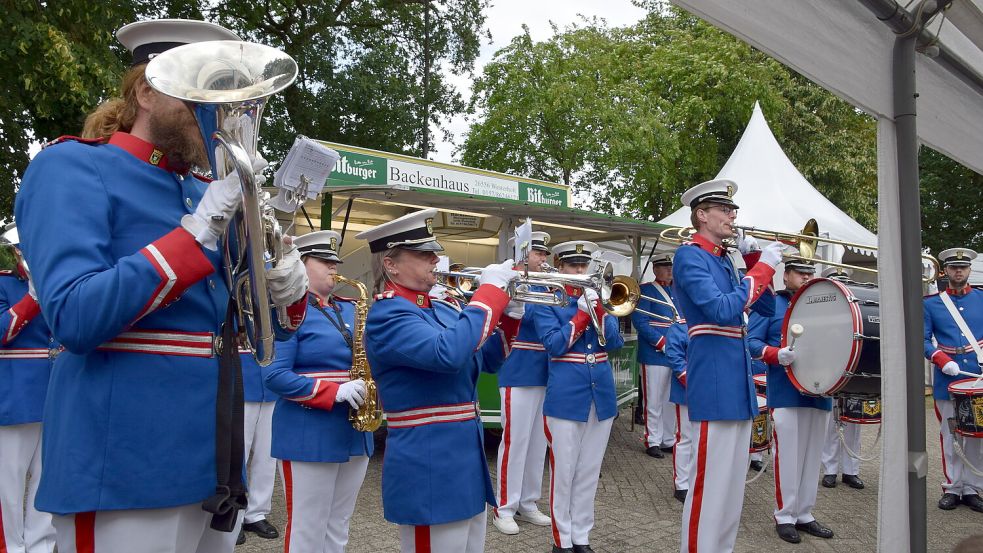 International besetztes Schützenfest: Der Spielmannszug „Drumfanfare Avanti Groningen“ spielte in Wallinghausen. Foto: privat