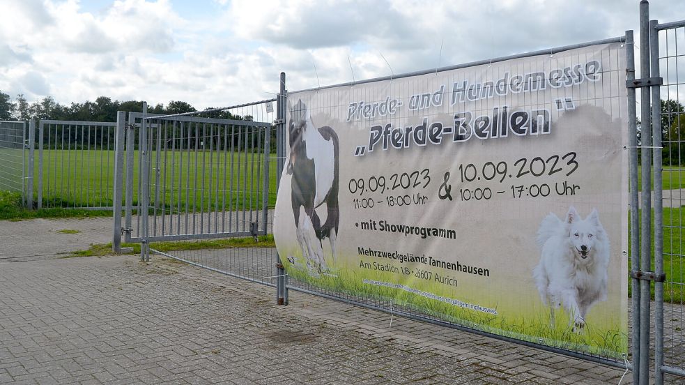 An den Zäunen des Geländes wird bereits für die Messe geworben. Foto: Neelke Harms