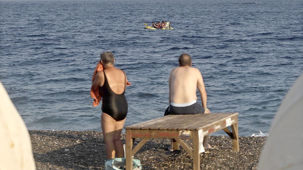 An den Küsten des Mittelmeeres suchen Urlauber Erholung und Migranten kämpfen ums Überleben. Foto: dpa/Yannis Kolesidis