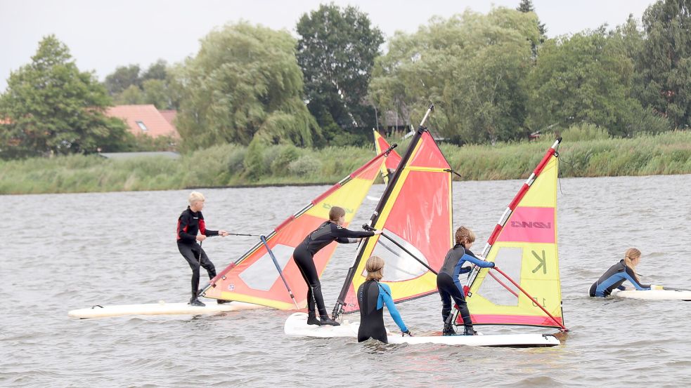 Die jungen Surfschüler wagten sich nach rund anderthalb Stunden Training an Land erstmals ins Wasser und auf die Bretter. Foto: Karin Böhmer