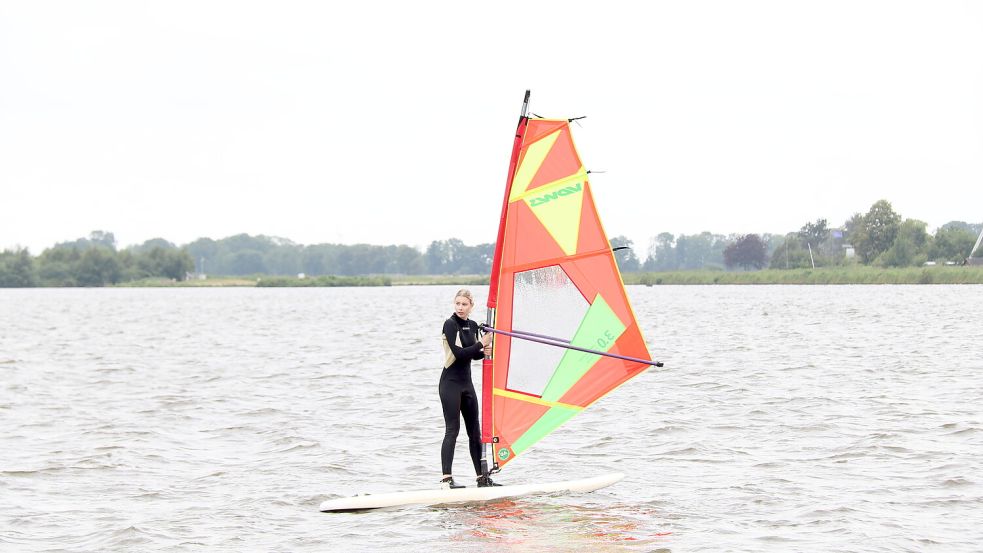 Lena-Johanna Cordes gleitet schon nach wenigen Kurs-Stunden übers Wasser. Foto: Karin Böhmer