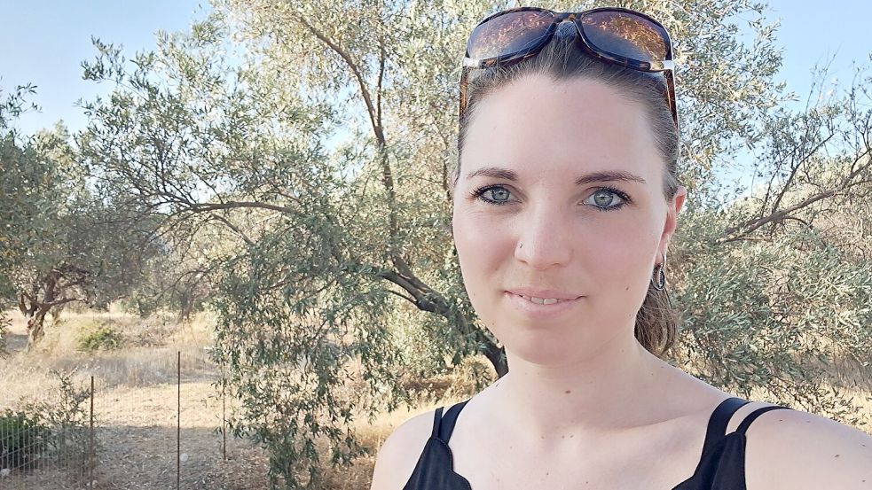 Maike Heeren steht vor einem vertrockneten Olivenbaum auf Rhodos. Foto: privat