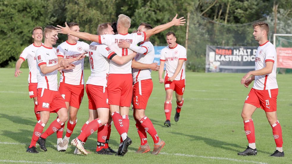 Die Großefehntjer Spieler freuten sich mit ihrem Torschützen Janek Freudenberg über die 1:0-Führung. Fotos: Wilfried Gronewold