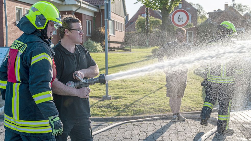 Wasser marsch! Besucher von zwei Schnupper-Dienstabenden bei der Wirdumer Feuerwehr durften sich im Umgang mit Strahlrohren versuchen. Foto: Folkert Bents