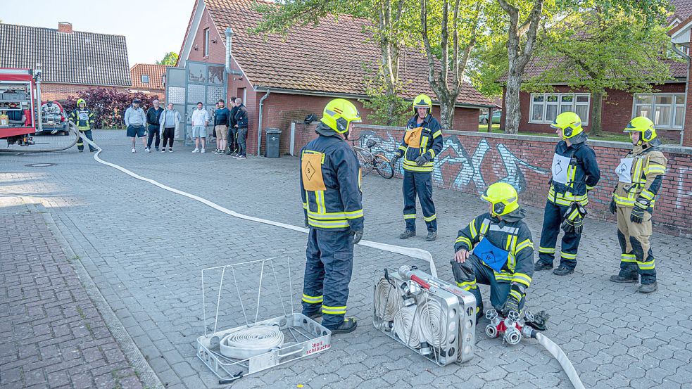 Die Wirdumer Feuerwehrleute zeigten den Besuchern ihrer Dienstabende, wie es geht. Foto: Folkert Bents