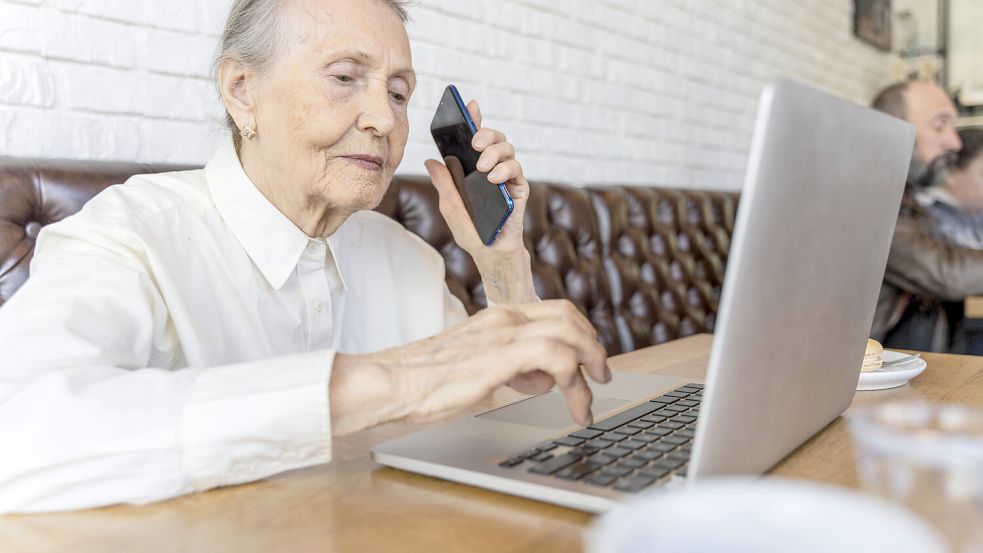 Dass Senioren wie selbstverständlich im Internet surfen oder ein Smartphone nutzen, ist immer noch eine Seltenheit. Foto: imago images/Westend61