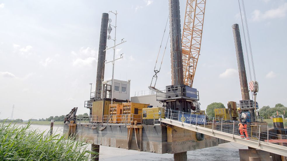 Für den Bau der neuen Friesenbrücke setzt die Deutsche Bahn (DB) auf ein neues Montage- und Logistikkonzept. Statt wie zunächst geplant über den Landweg sollen die neuen Brückenteile nun über die Ems angeliefert und montiert werden. Foto: DPA